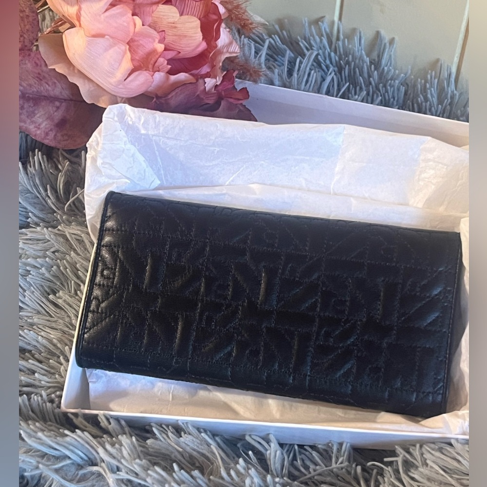 Nina Ricci New in Box Elegant Black Leather Quilted NR Women's Wallet